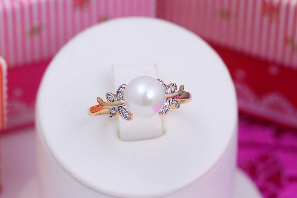 

Кольцо Xuping Jewelry с родием жемчуг 8 мм с бабочками по бокам р 19 золотистое