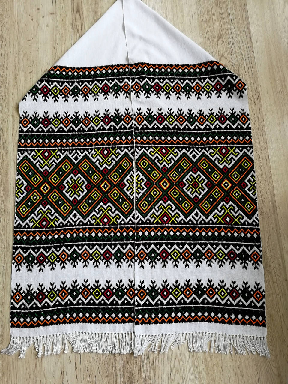 

Вишитий рушник ручної роботи на домотканому полотні