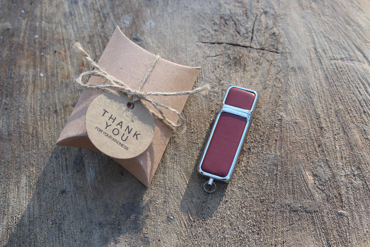 

Кожаная флешка с индивидуальной гравировкой с красной кожи на 32Gb (3.0), Красный