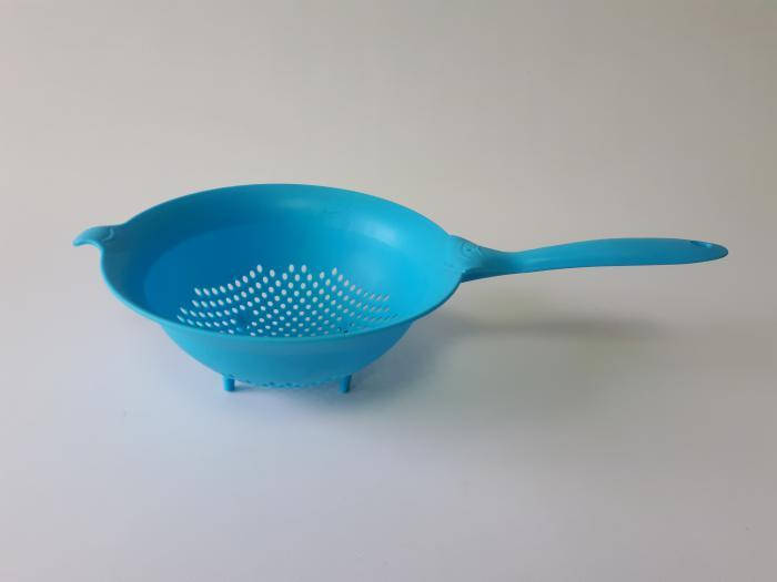 

Дуршлаг пластиковый круглый Сито пластмассовое с длинной ручкой D 19,5 cm L 36 cm, Разные цвета