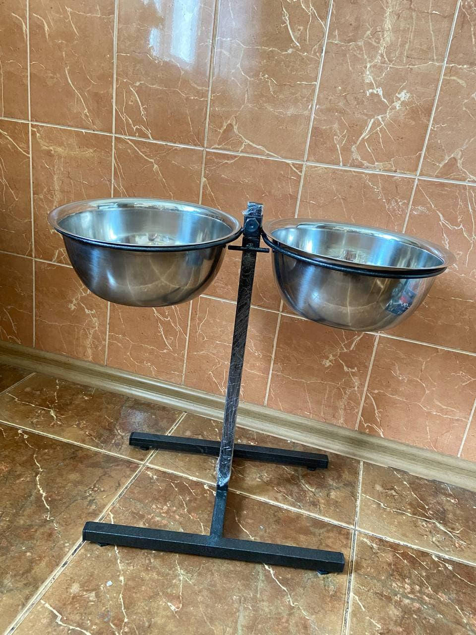 

Миски на подставке 2х3.0 л для собак Ø 26 см высота 50 см молотковые покрытие