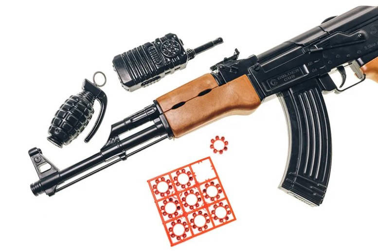 

Игрушечный автомат "АК-47" с пистонами и аксессуарами Golden Gun 251, Золотистый
