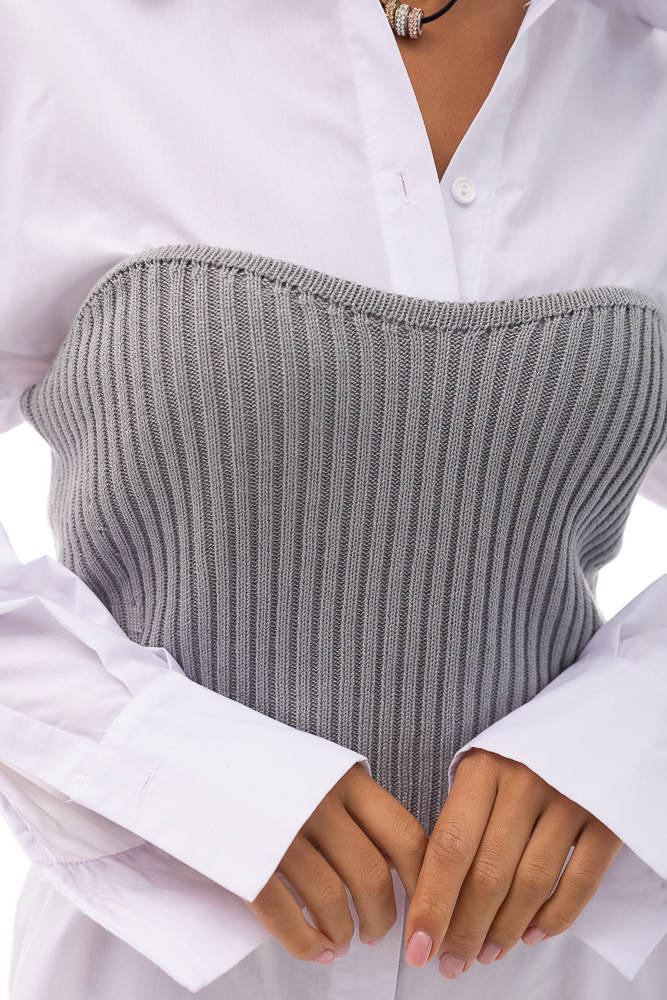 

Вязаный кроп-топ в рубчик без бретелей светло-серый