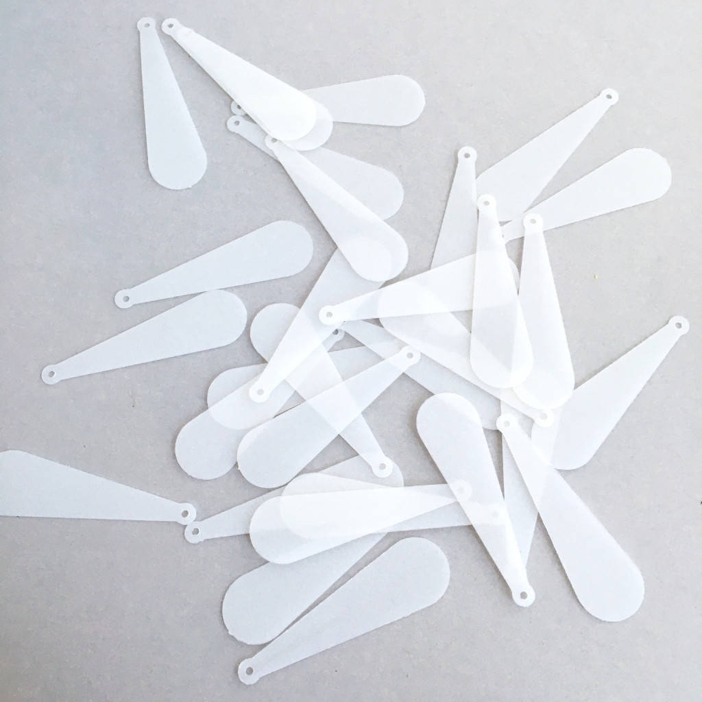 

Пайетки Длинные капли 10*33 мм. Цвет: матовый белый. Упаковка 20 шт