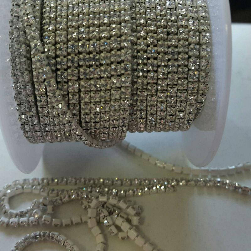 

Ss6 стразовая цепь белая/ crystal 1м (Стразы стекло, в белой)
