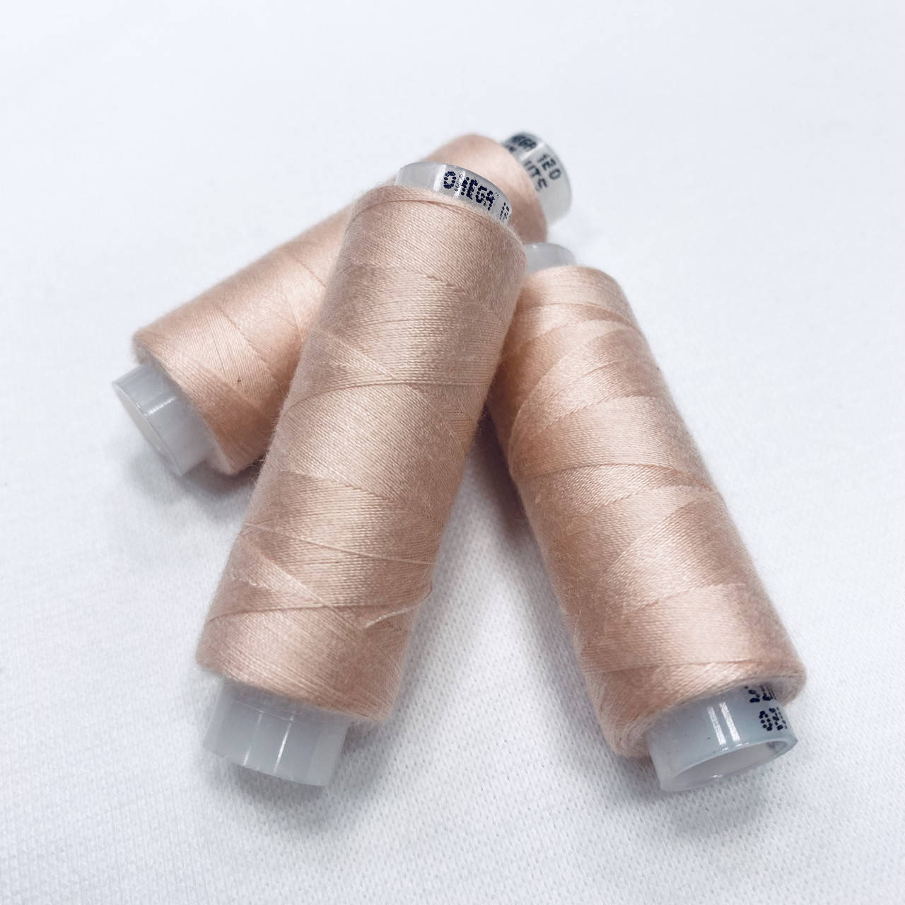 

Нитка Швейная для трикотажа Omega 707 цвет бежевый плотность 120 намотка 200м 100% полиэстер штапельная нить