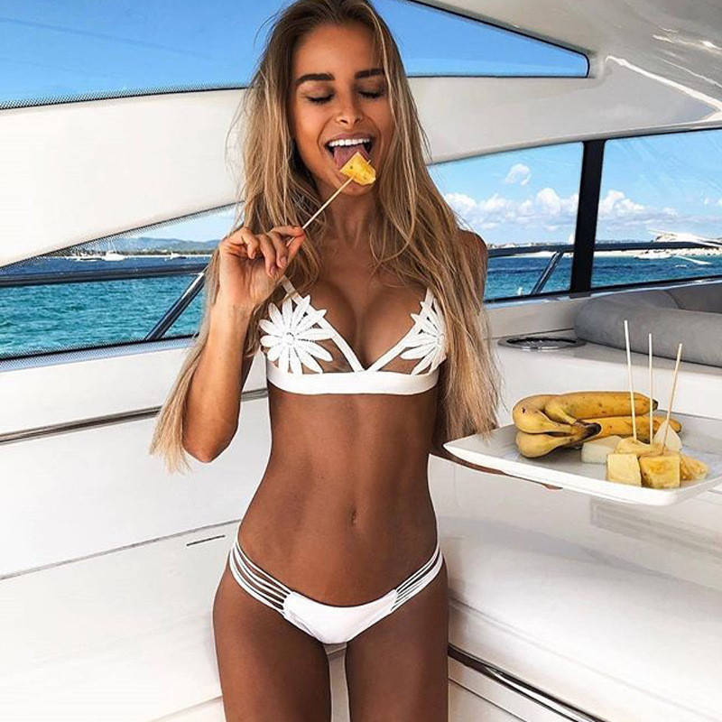 

Сексуальный раздельный белый купальник