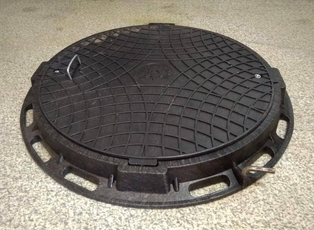 

Люк канализационный садовый черный с замком