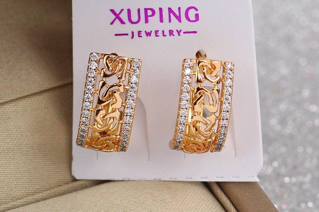 

Серьги Xuping Jewelry абстрактный узор с дорожками из камешков по бокам 1.5 см золотистые