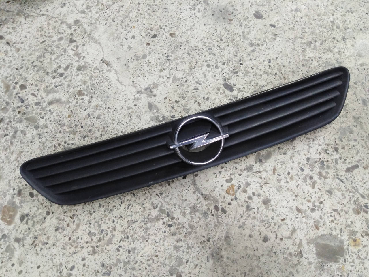 

Решетка радиатора, капота Opel Astra G, Опель Астра Г. 90588120., Черный
