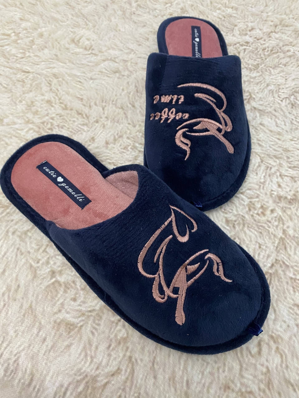 

Женские тапочки Gemelli только 37(23,7см) маломерки на размер.Велюровые на лёгкой подошве (пористая резина), Синий