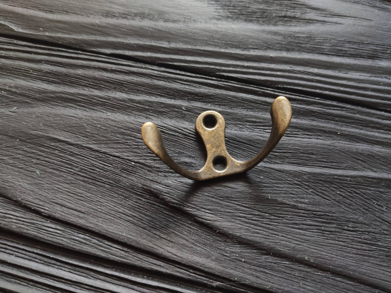 

Металлический крючок двойной, фурнитура для ключниц, фурнитура для полок, цвет бронза, размер 45х30 мм