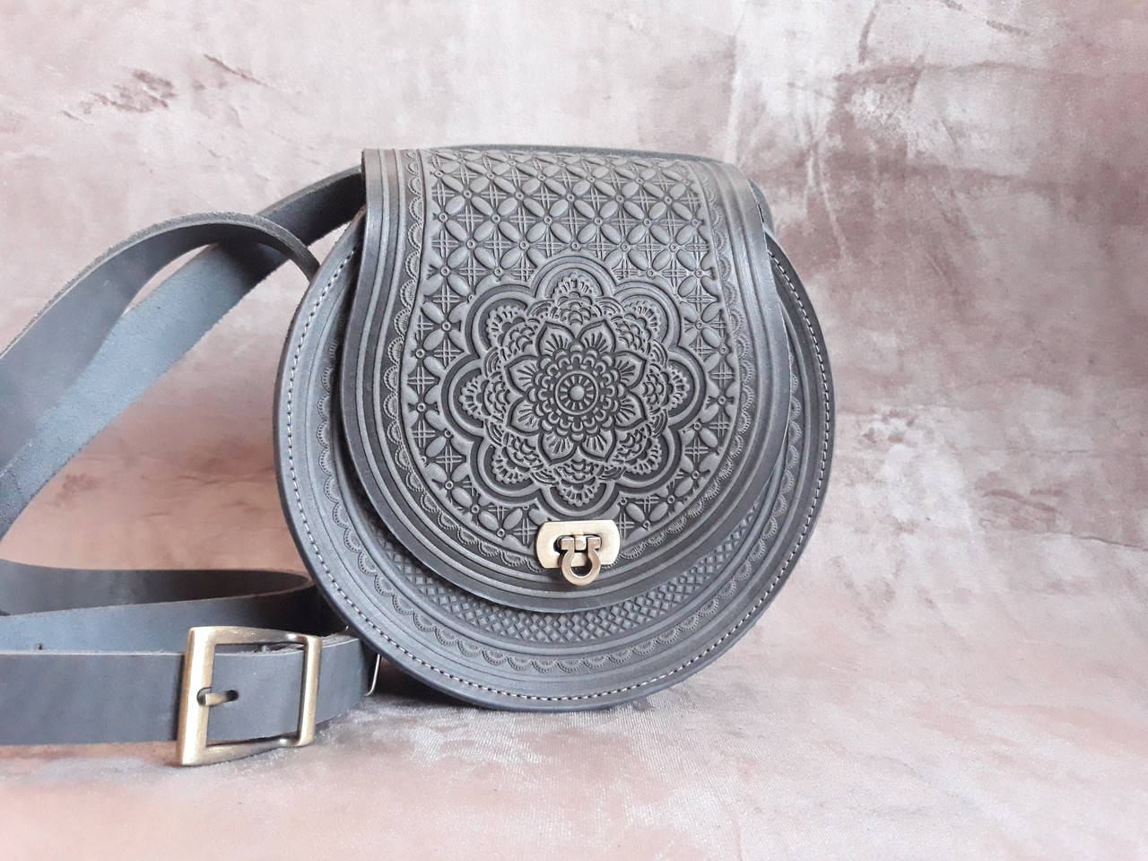 

Жіноча кругла сумка з натуральної шкіри ручної роботи через плече сірий, Светло-серый