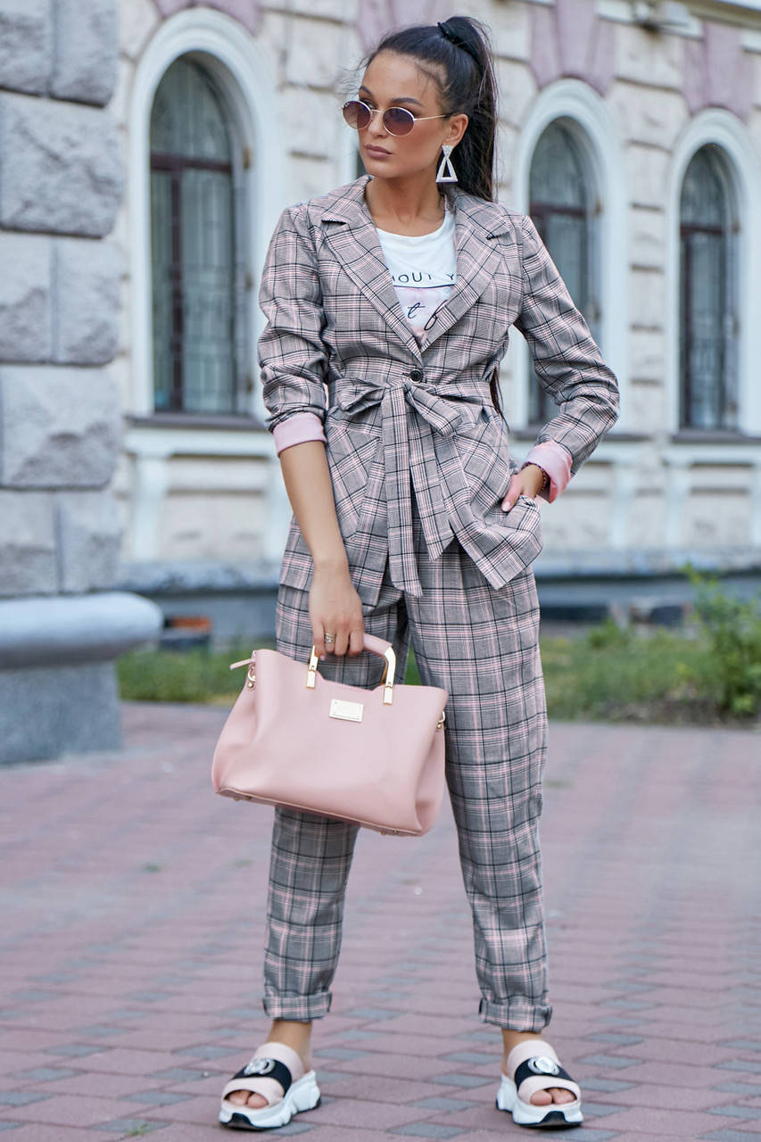 

Женский брючный костюм–двойка из натуральной ткани в клетку 1206 (42–48р) в расцветках серо/розовая клетка 3596