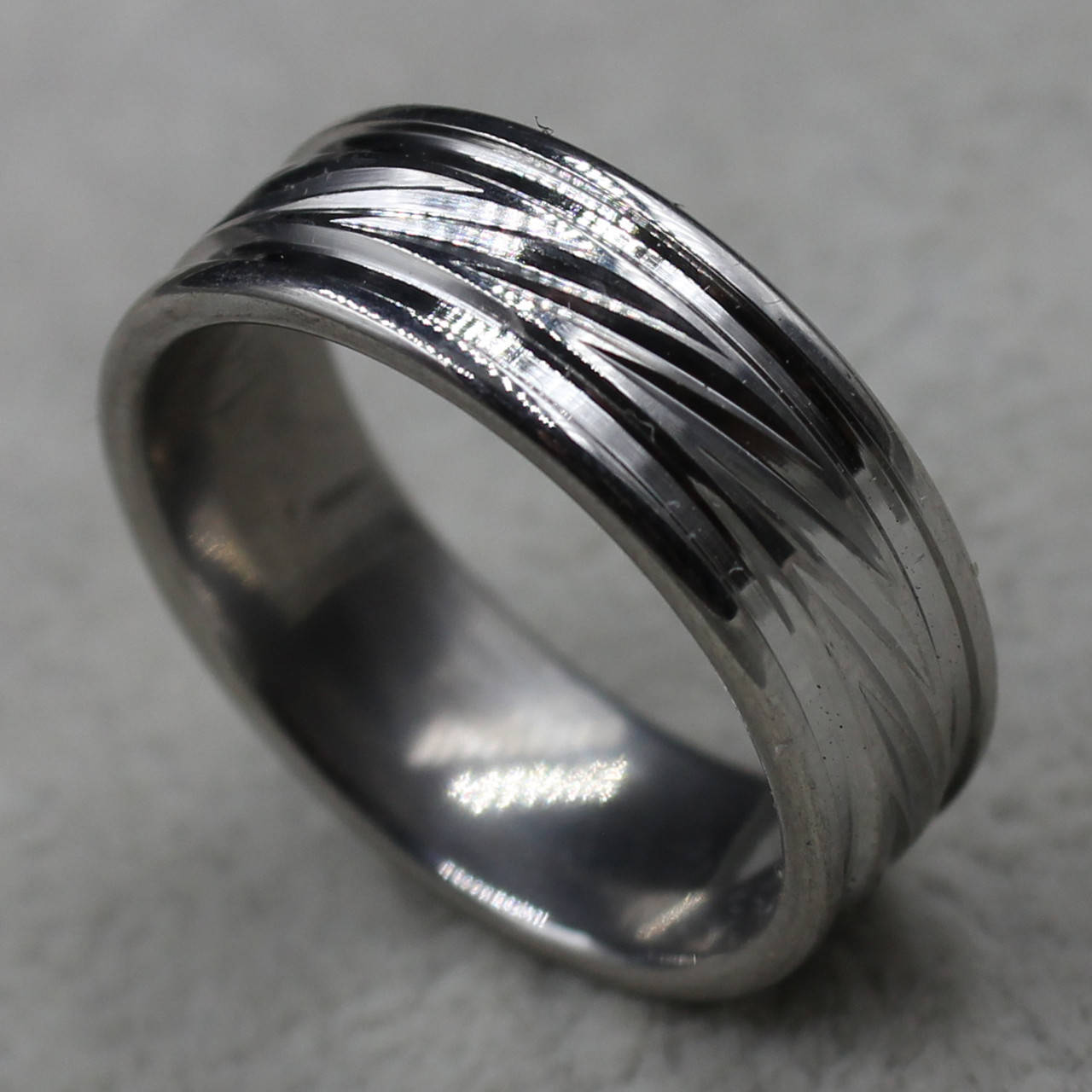 

Кольцо серебристое из ювелирной медицинской стали от Stainless Steel марка 316 L ширина 8 мм символ нарезка
