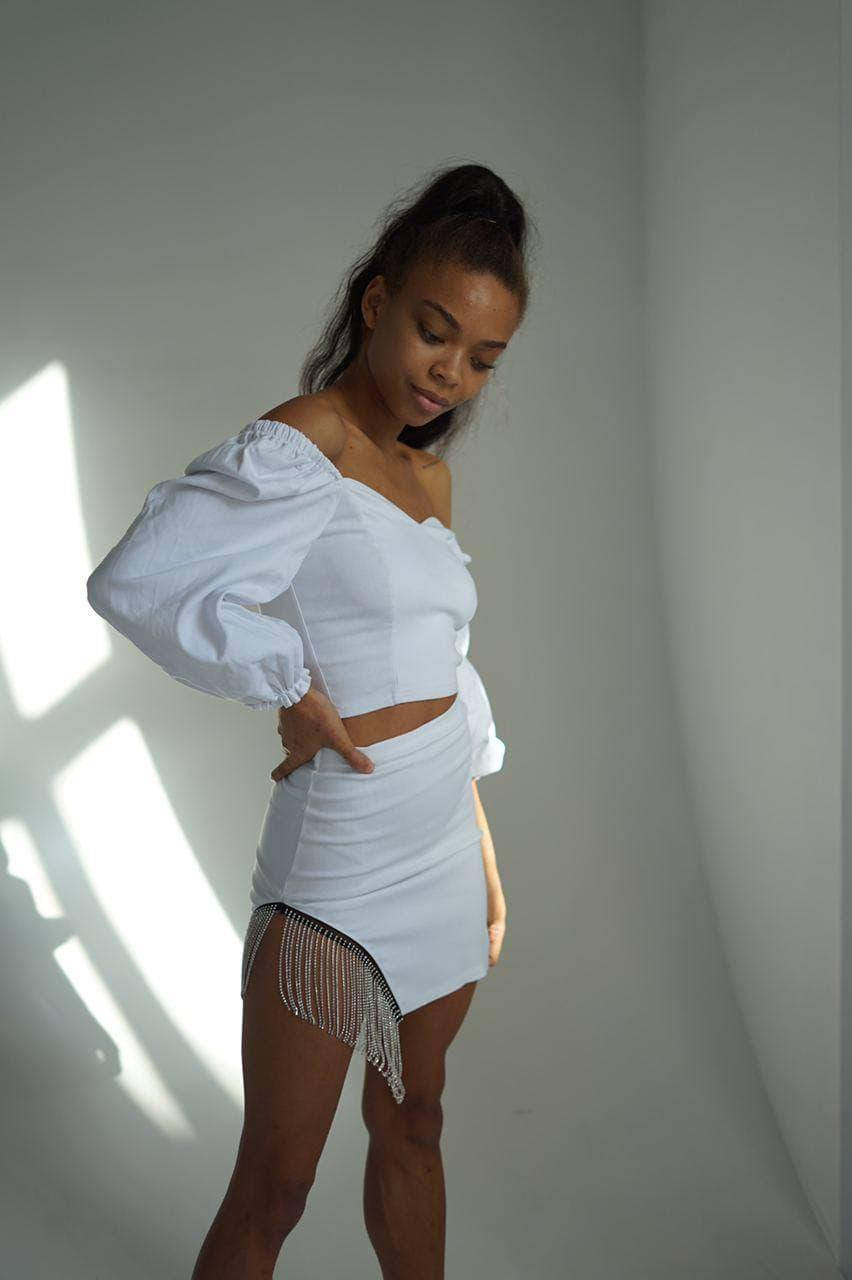 

Женский стильный костюм с мини юбкой декорированый бахромой M-L, Белый