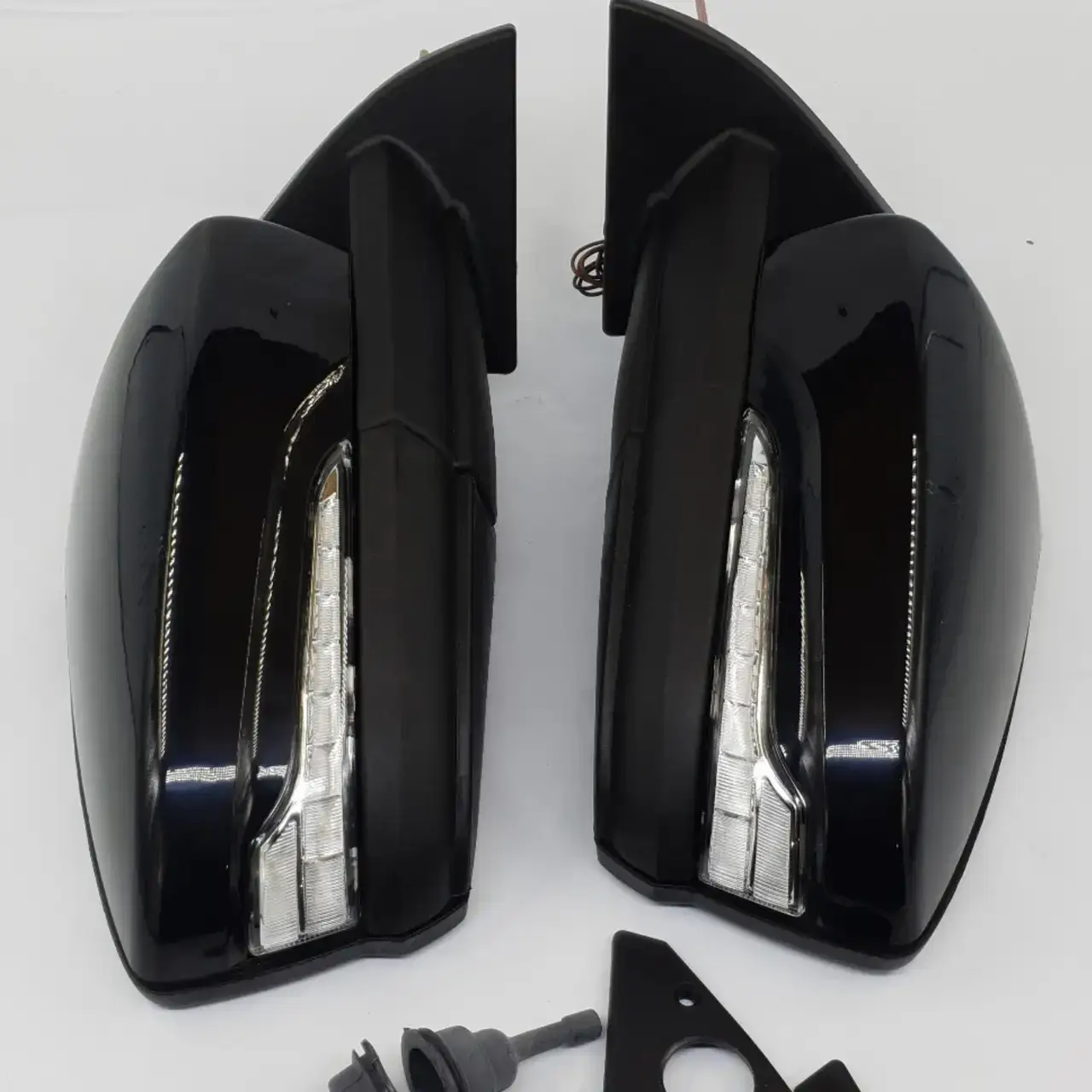 

Зеркала боковые типа Гранта-Лифтбек адаптированные под Ваз-2108-2115 с повторителем поворота в стиле Lexus