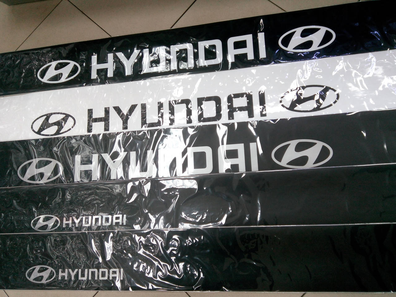 

Виниловые наклейки на лобовое стекло HYUNDAI 135х17 см