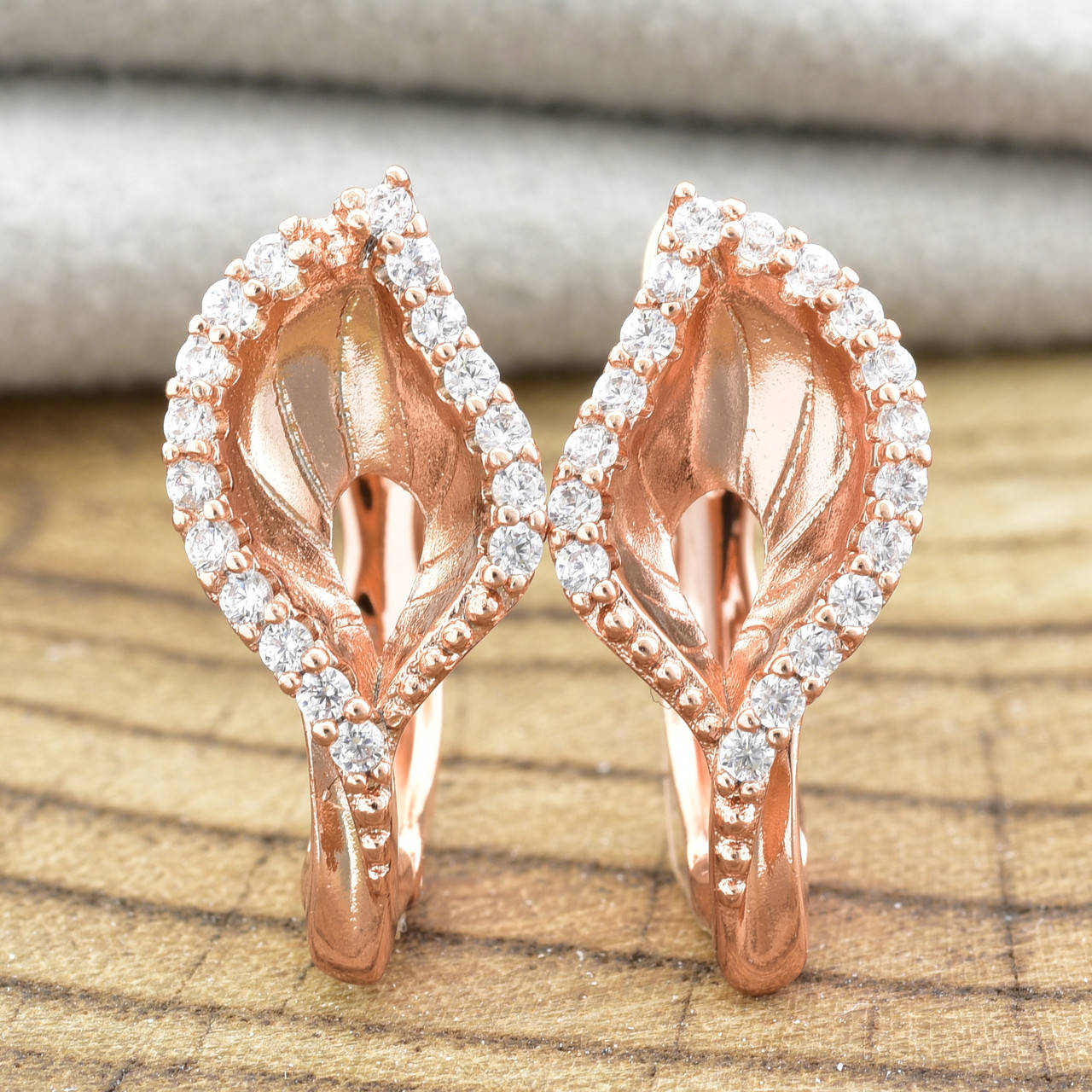 

Серьги Xuping 25884 размер 17х10 мм белые фианиты вес 2.6 г позолота РО