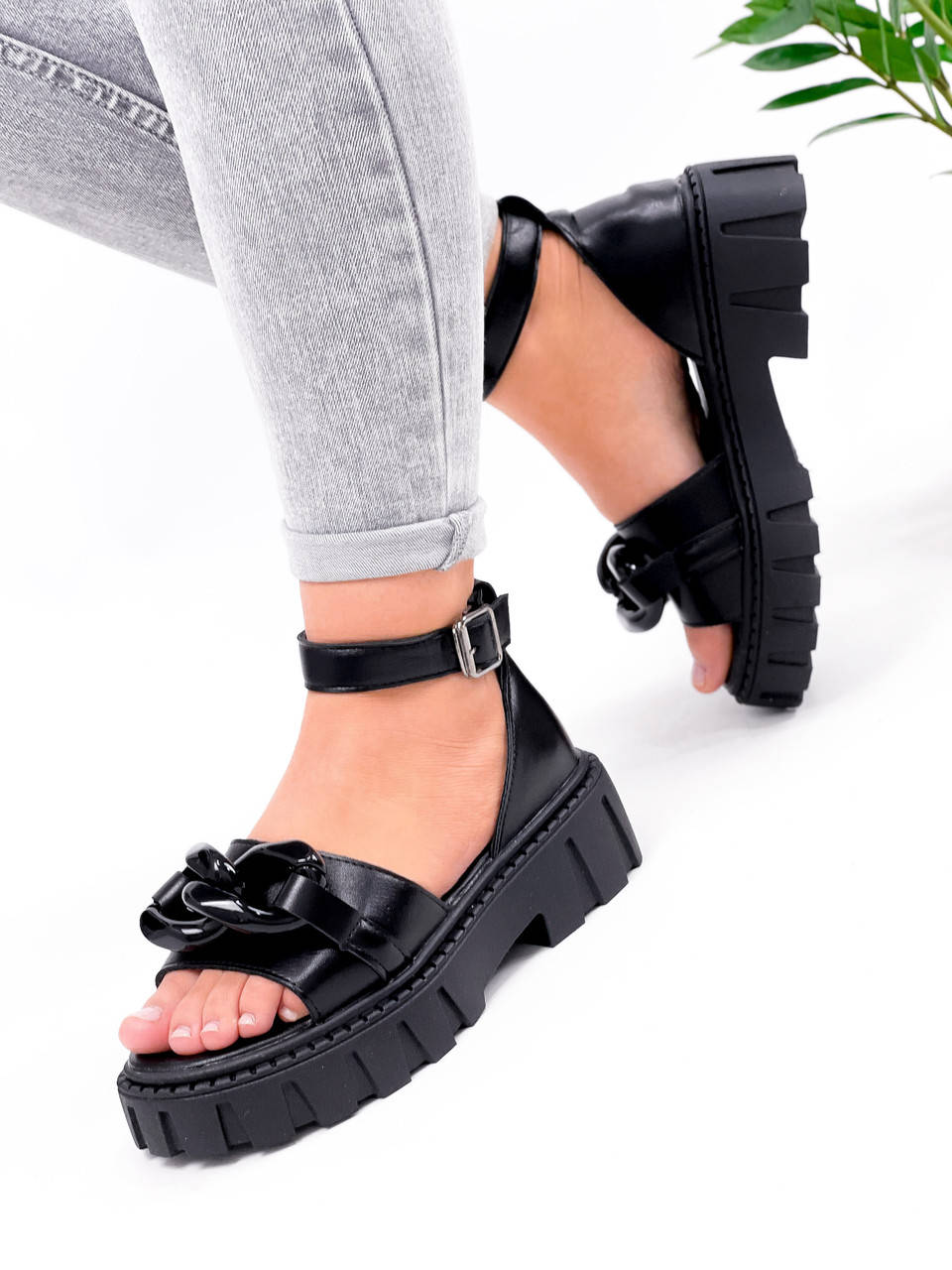 

Жіночі шкіряні чорні босоніжки на тракторній підошві з закритою п'ятою і ланцюжком Freja