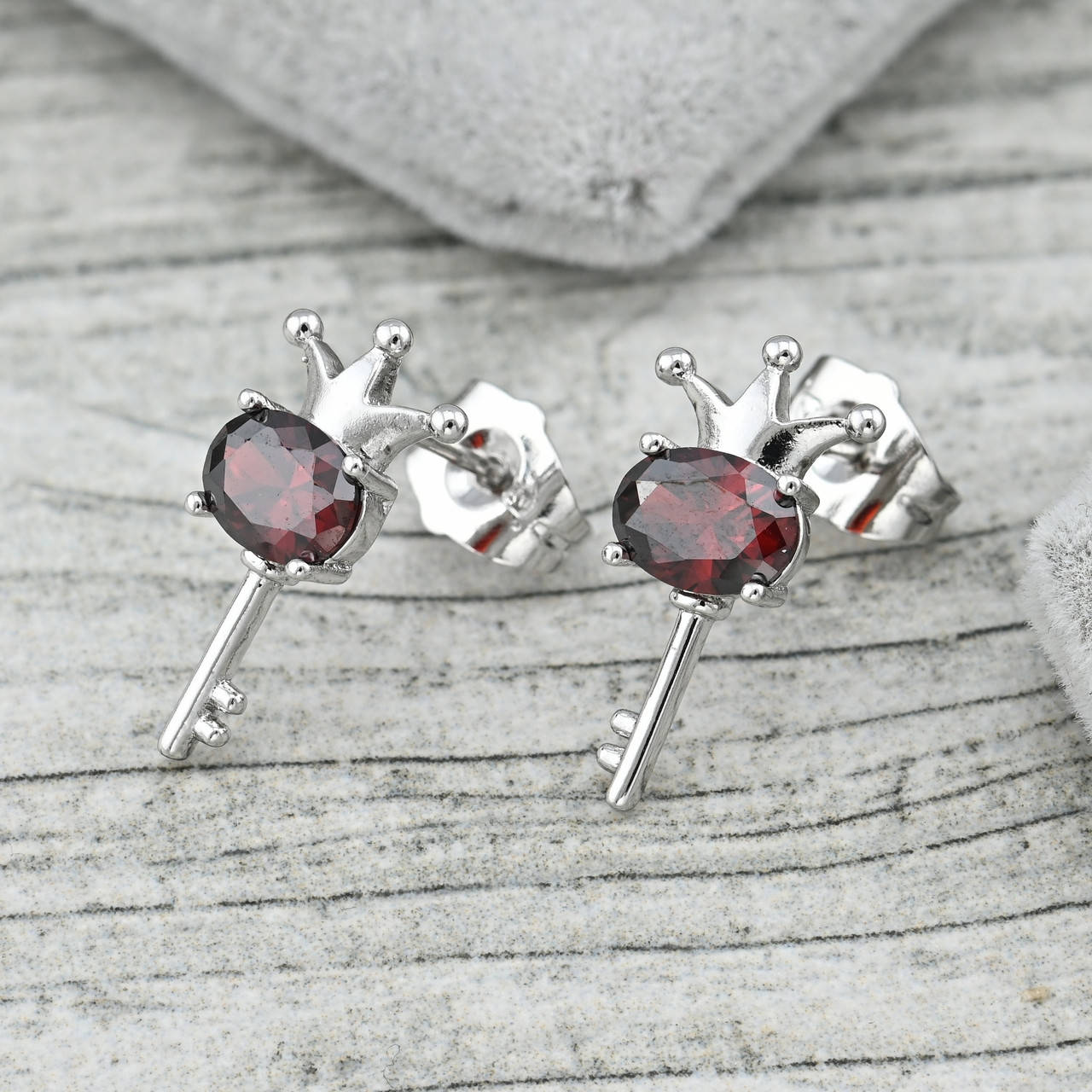 

Серьги гвоздики 35808 размер 17х9 мм красные фианиты вес 1.9 г позолота Белое Золото