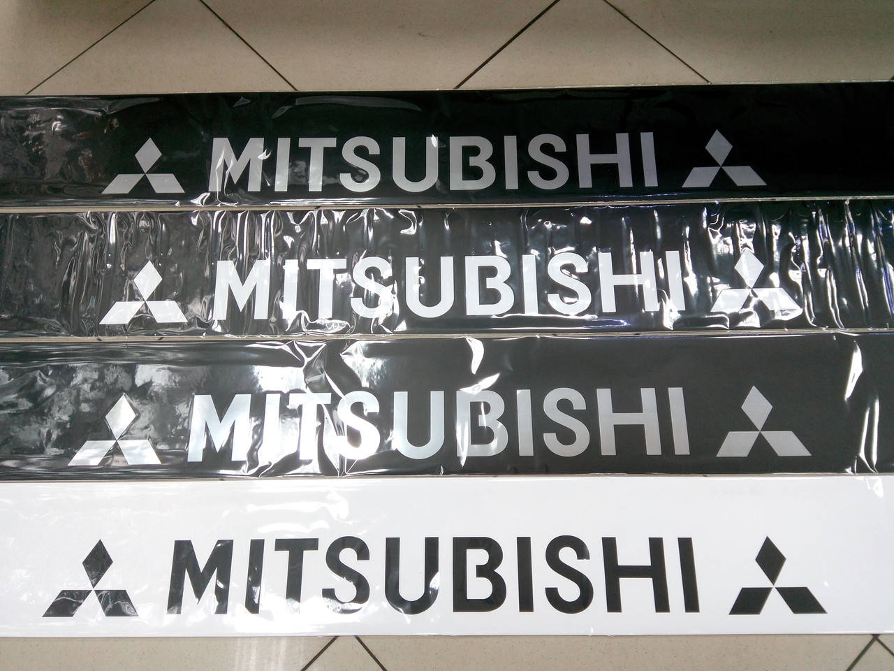 

Виниловые наклейки на лобовое стекло MITSUBISHI 135х17 см