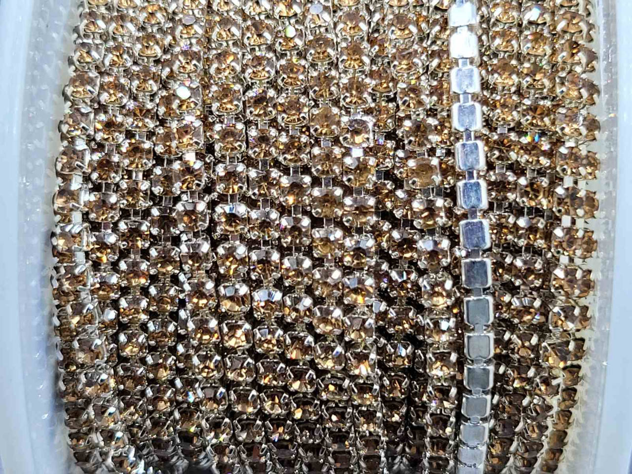 

Стразовая цепь ss6 (2 мм) шампанское в серебристом металле 10 ярдов W-12 (LCT)