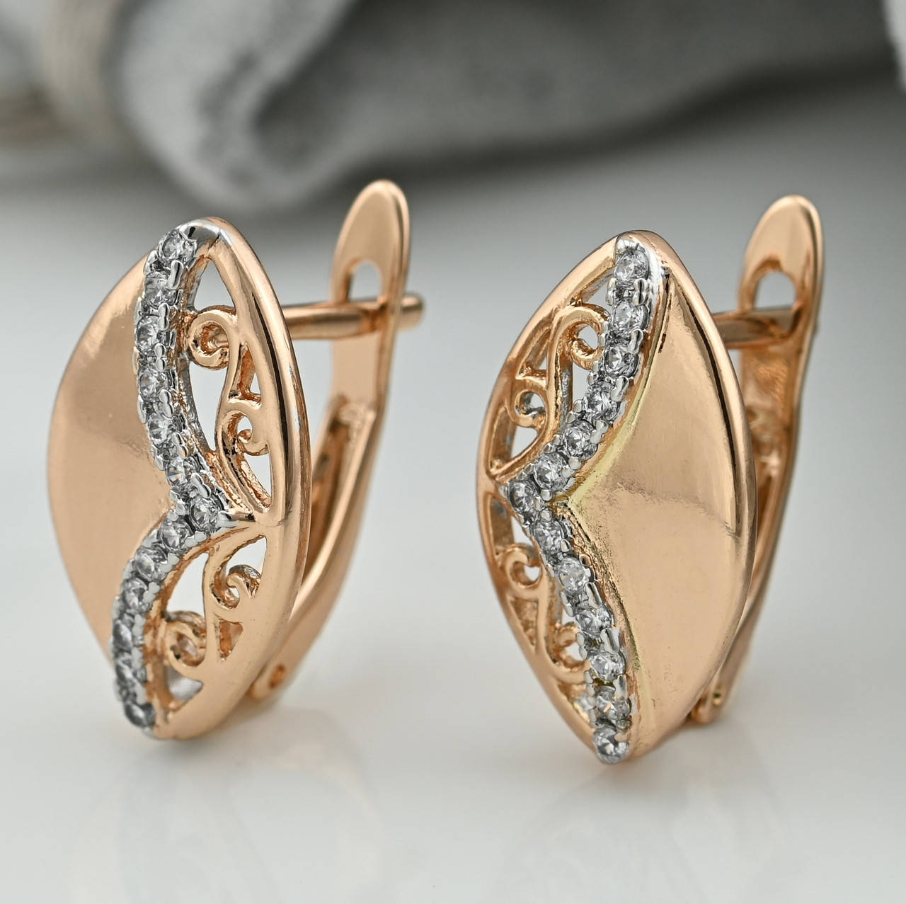 

Серьги Xuping с родированием 31428 размер 15х10 мм белые фианиты вес 2.1 г позолота 18К