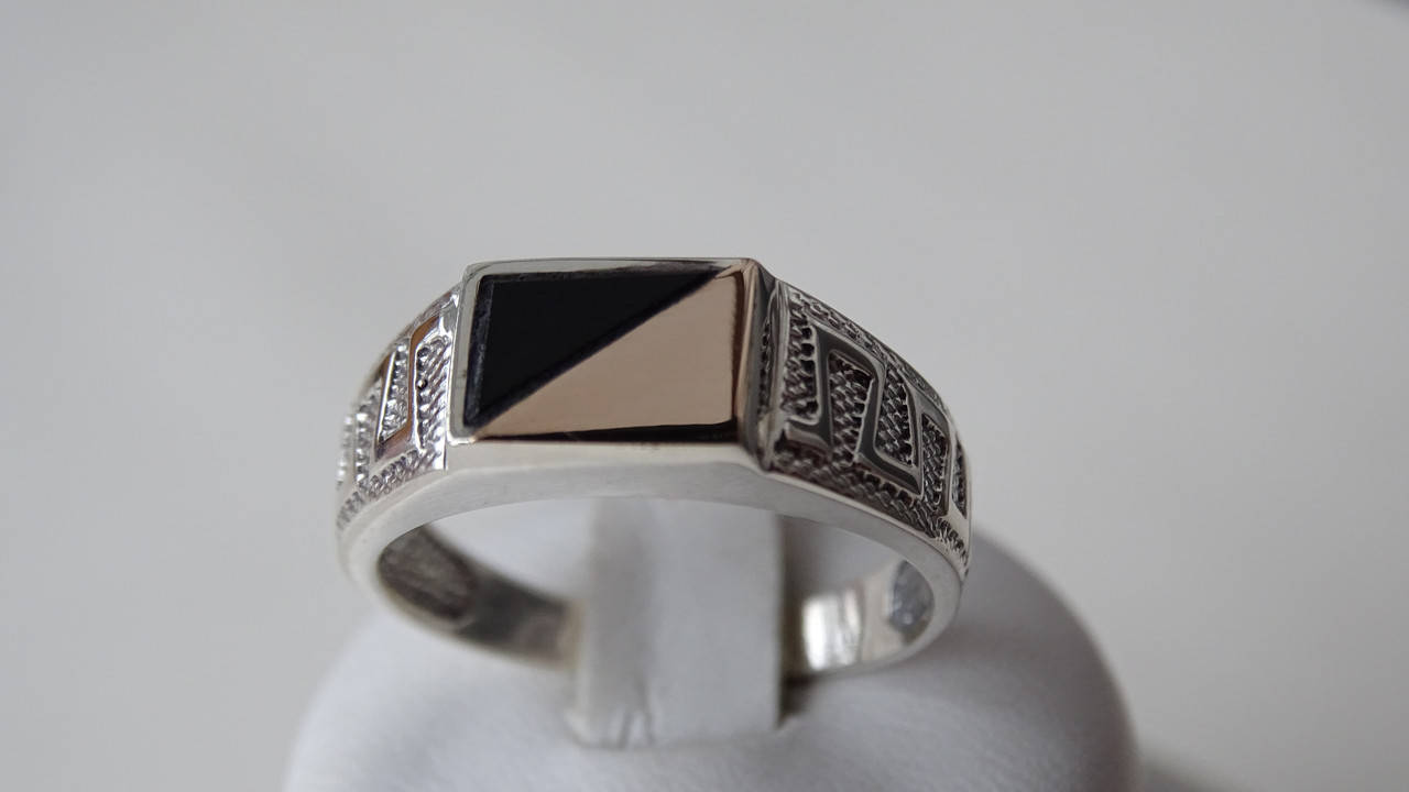 

Мужской перстень Печатка серебряная с золотой пластиной размер 21