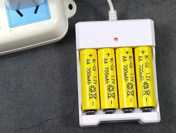 

Комплект зарядное устройство + аккумуляторы 4шт 700mAh АA пальчик