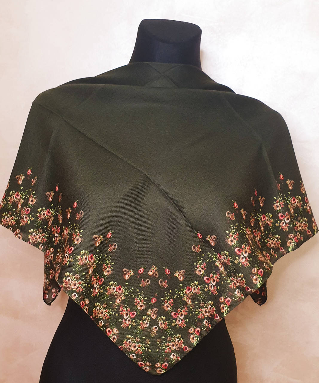 

Женский платок в украинском стиле. 80х80 см. Зелёный с расцветкой 3