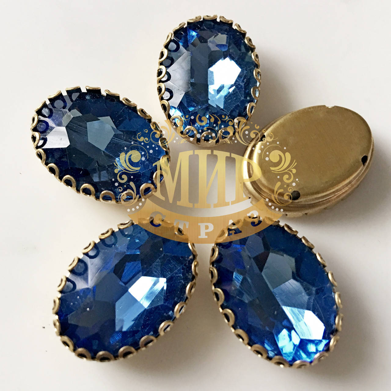 

Овал в ажурной золотой оправе Цвет Lt Sapphire Размер 13х18мм