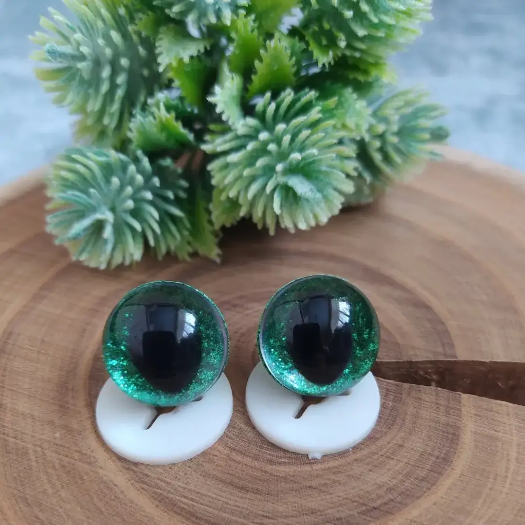 

Очі блискучі з вузькими зіницями 18 мм (зелені)