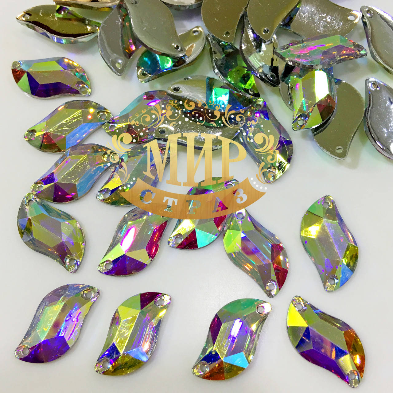 

Пришивные стразы(синтетич.стекло) 10х20 Форма S -образный листик Crystal AB(хамелеон) 1шт Оптом и в розн