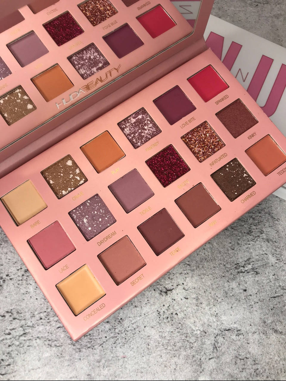 

Палетка тіней для очей нюдова Huda Beauty The Nude 18 кольорів