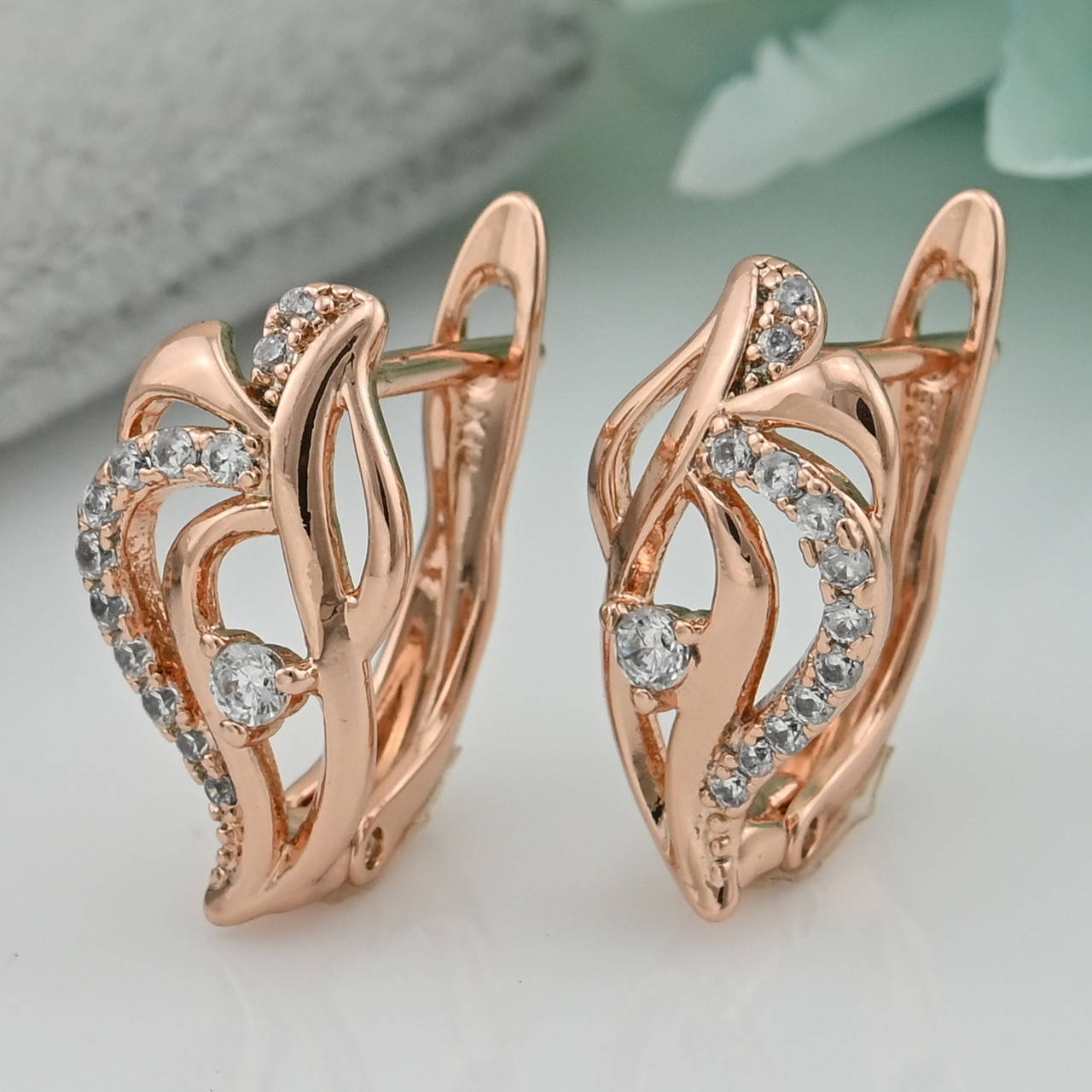 

Серьги 30801 размер 16х9 мм белые фианиты вес 2.2 г позолота РО