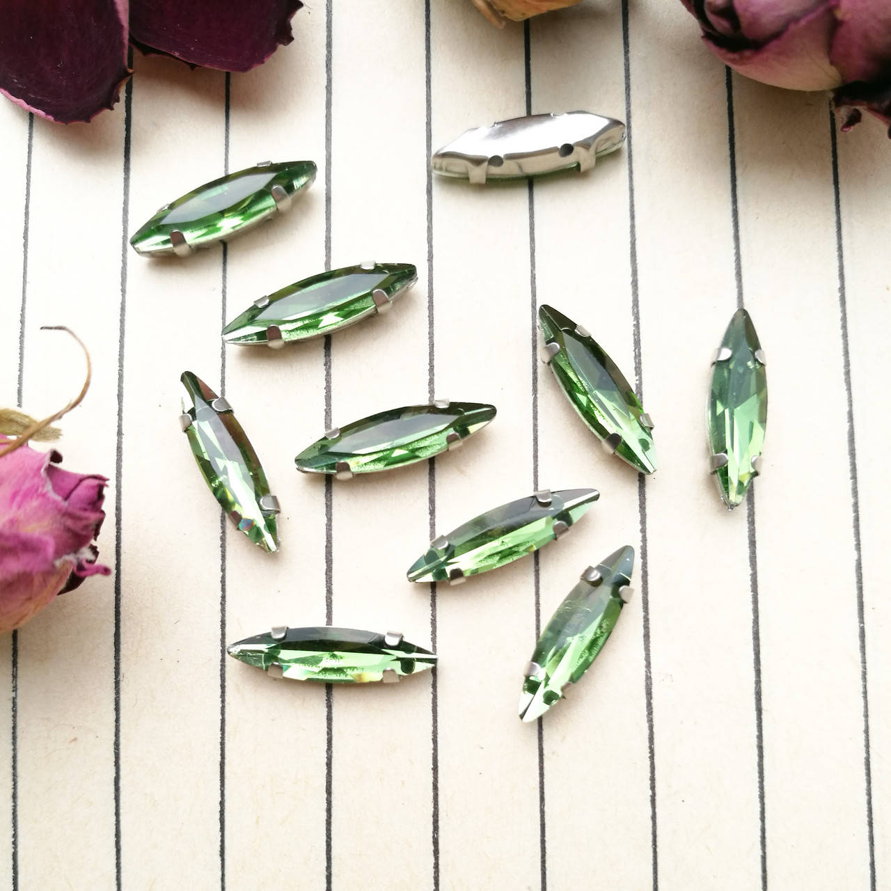 

Стрази в цапах, голочка 4*15 мм, колір Peridot