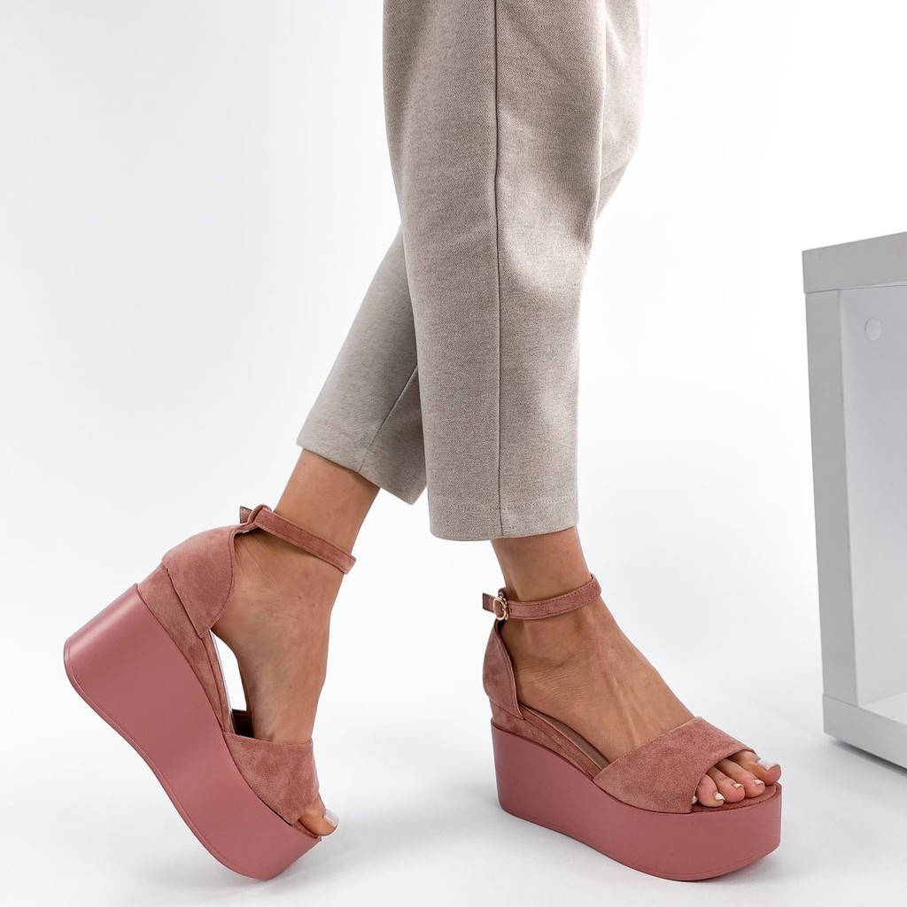 

Босоножки розовые женские на танкетке