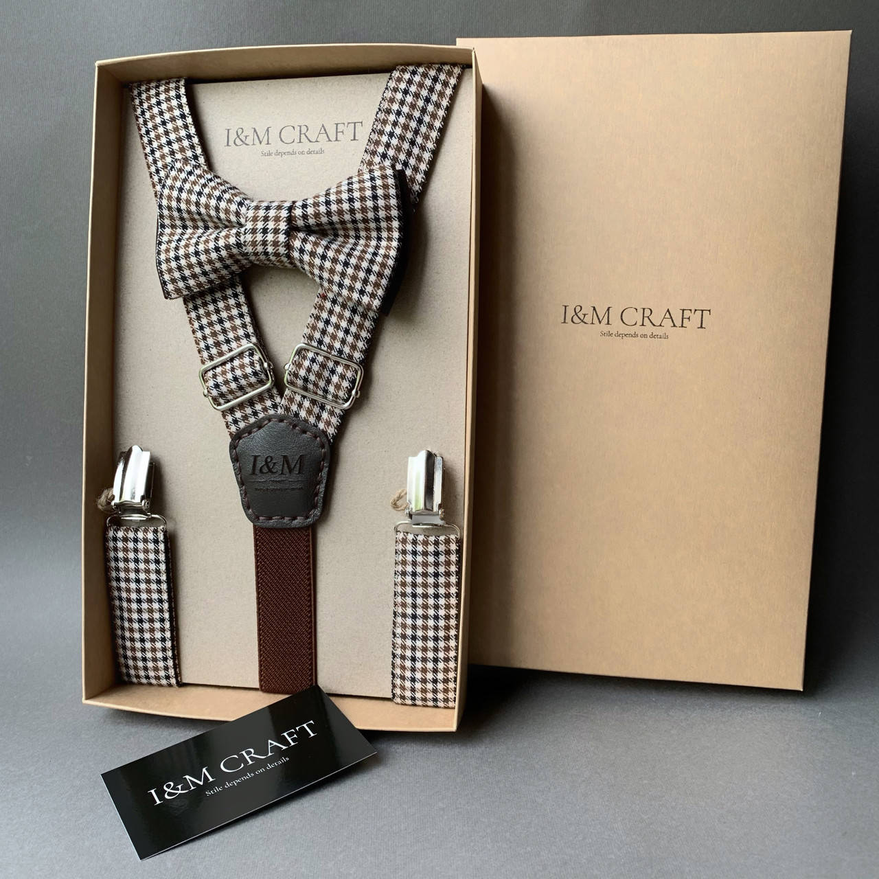 

Набор I&M Craft галстук-бабочка и подтяжки коричневый с черным (030353)