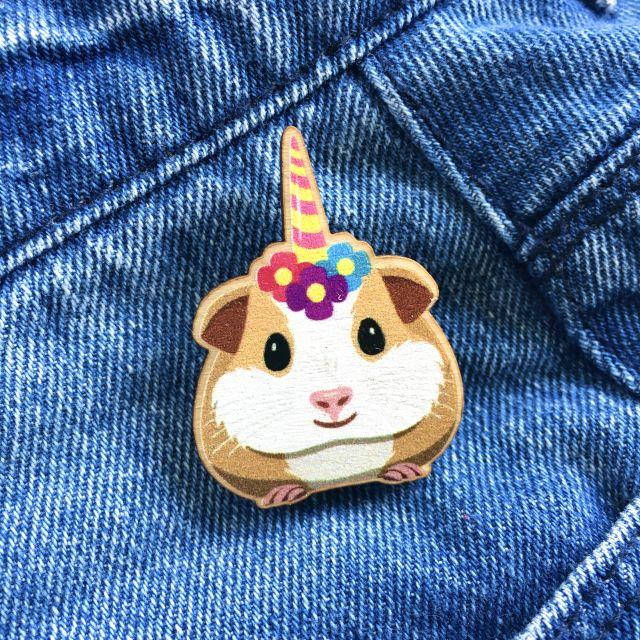 

"Морская Свинка Единорог" брошь деревянная с уф-печатью