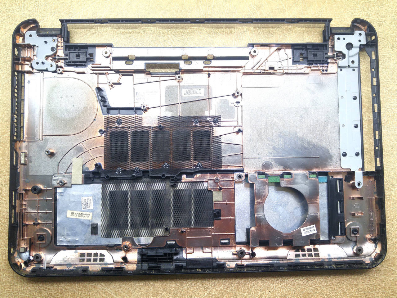 

Корпус низ (поддон) на DELL inspiron 15-3531