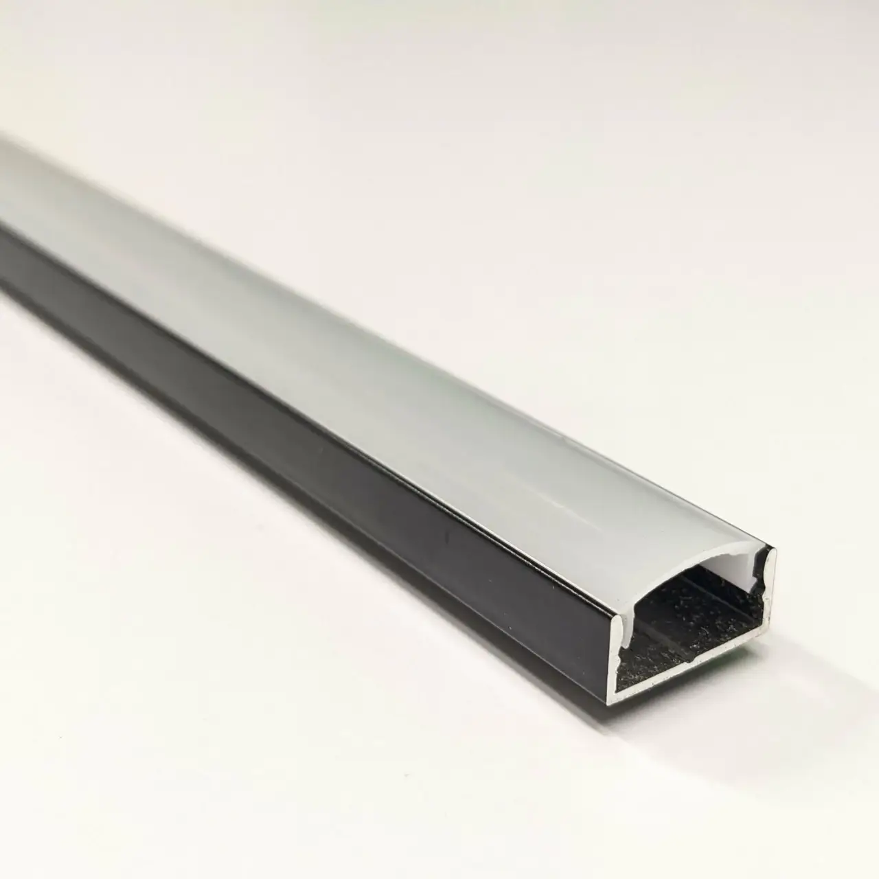 

Комплект Biom профиль алюм. ЛП7B черный + рассеиватель матовый LP-7B+LM-U