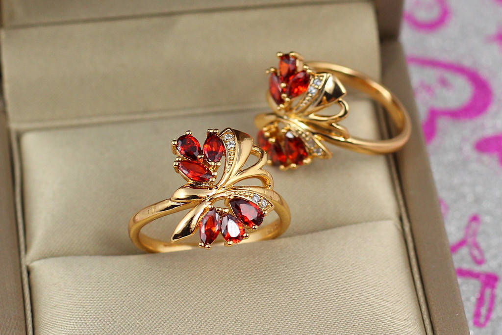 

Кольцо Xuping Jewelry крылышки с красными камнями р 19 золотистое