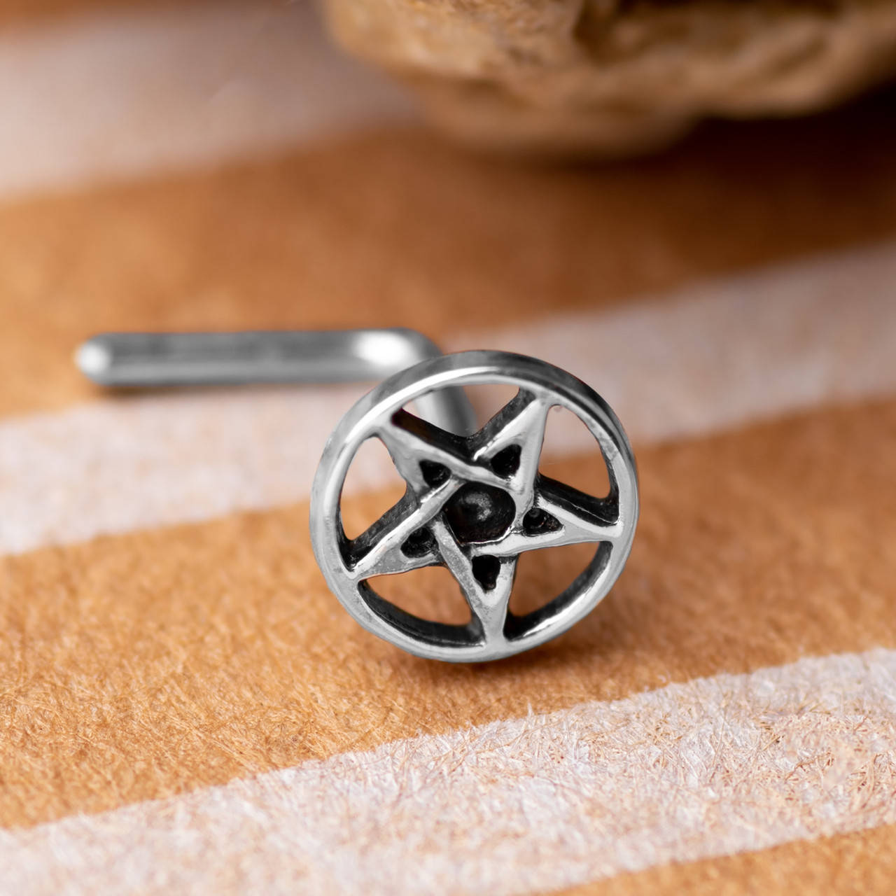 

Серьга пентаграмма в нос серебро L shape