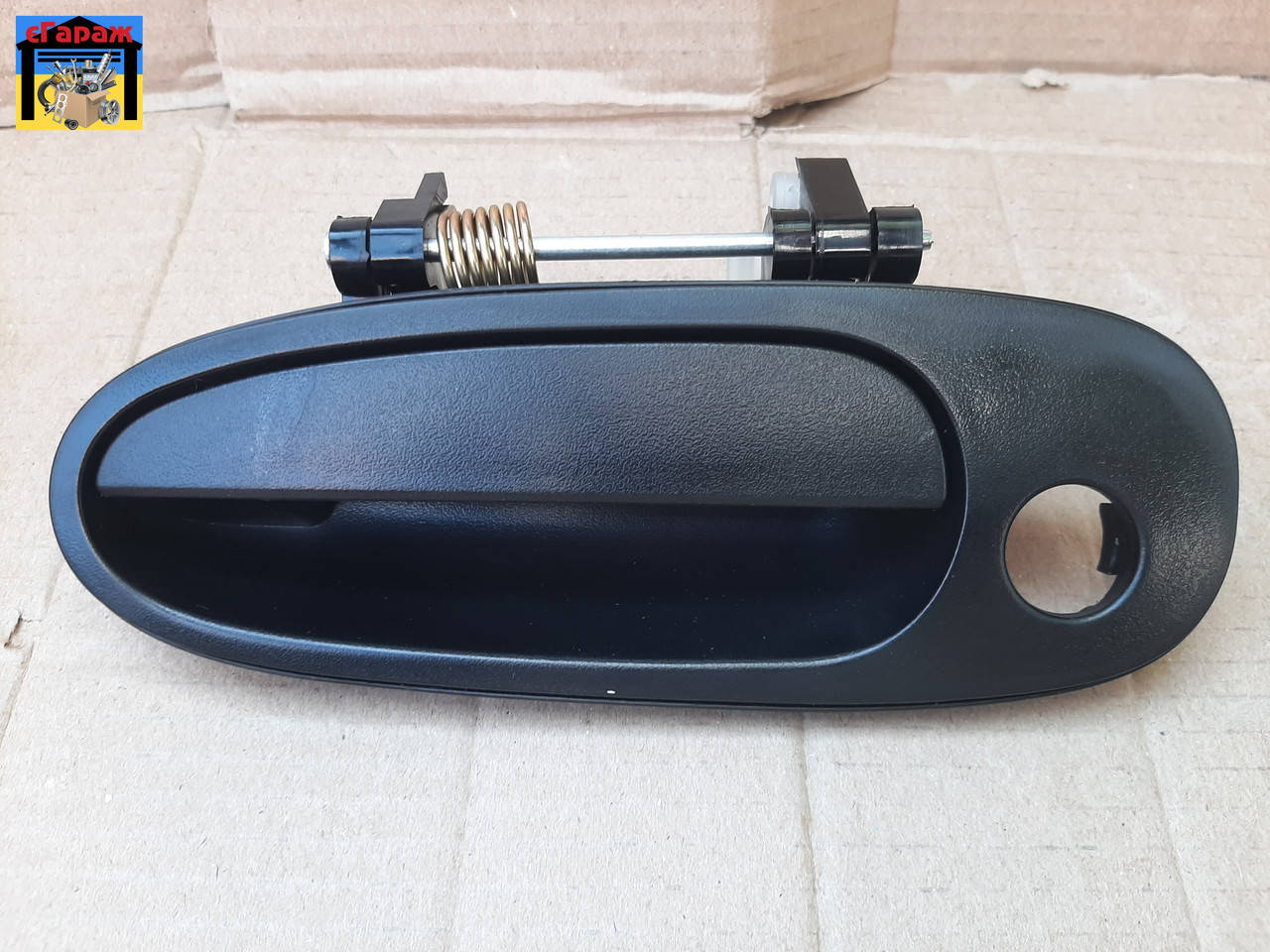 

Ручка двери передней левой TOYOTA COROLLA, RAV 4 1992-1997 (наружная, с отверстием для замка, чёрная)