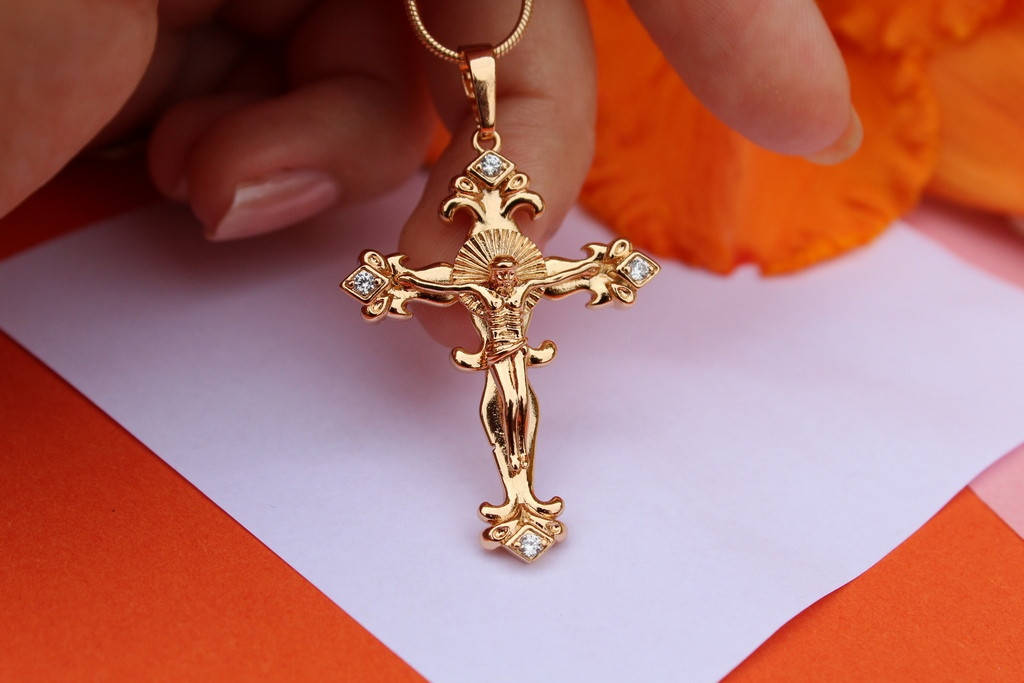 

Крестик Xuping Jewelry на краях завитки с камнями 4 см золотистый