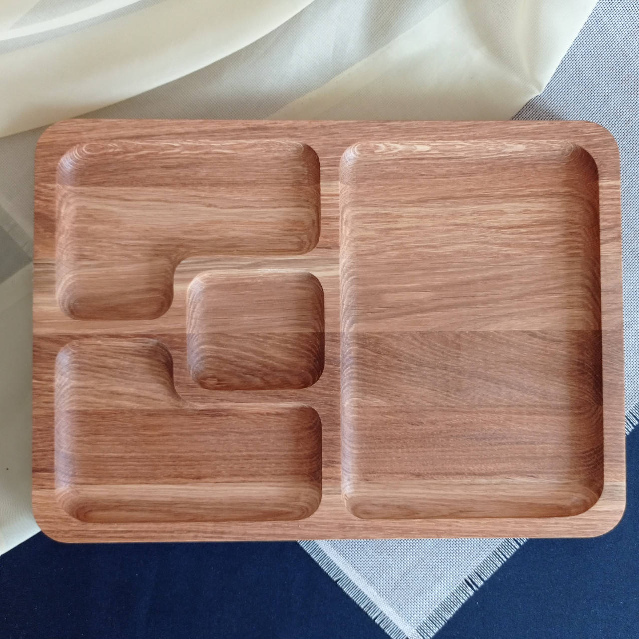 

Менажница деревянная дубовая прямоугольная доска для подачи блюд 35*25 на 4 секции двусторонняя, Натуральный