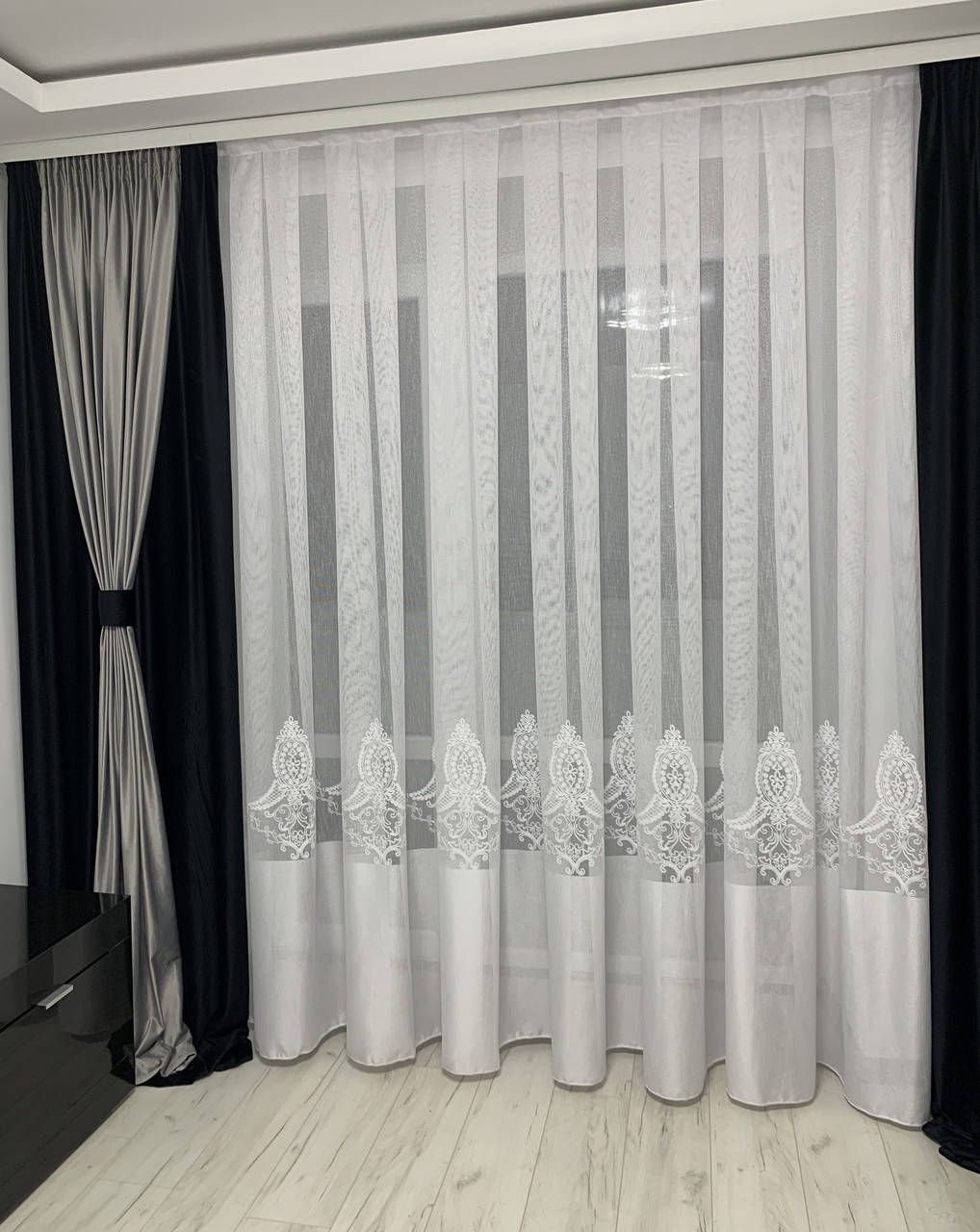 

Льняной тюль с красивым вышитым купоном снизу. Цвет: Белый