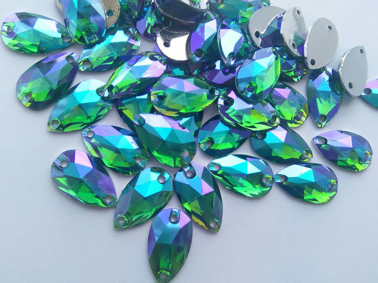 

Стразы пришивные Капля 10х18мм. Акрил Peridot AB