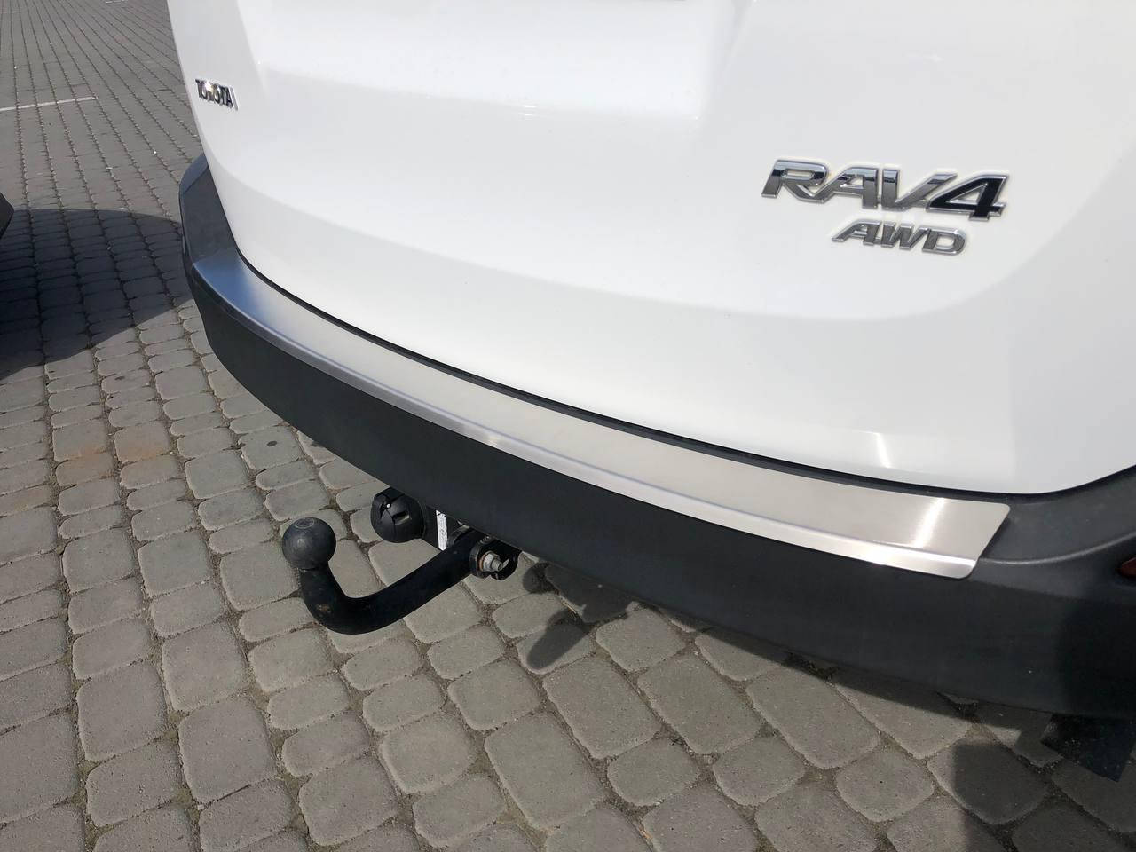

Накладка на бампер з загином Toyota Rav-4 2013-2016 Premium